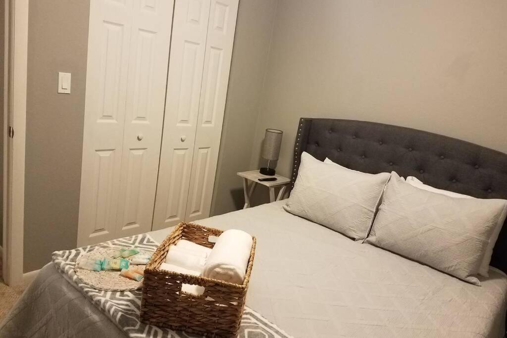 Cozy 3 Bed 2.5 Bath Located Near Busch Gardens Leilighet Tampa Eksteriør bilde